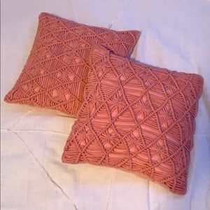 2 accent pillows